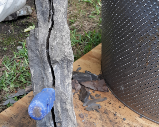 Splitting stone for the container.